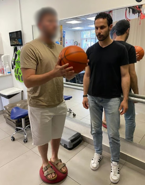 יותם ינאי מטפל במטופל בתרגיל שיווי משקל